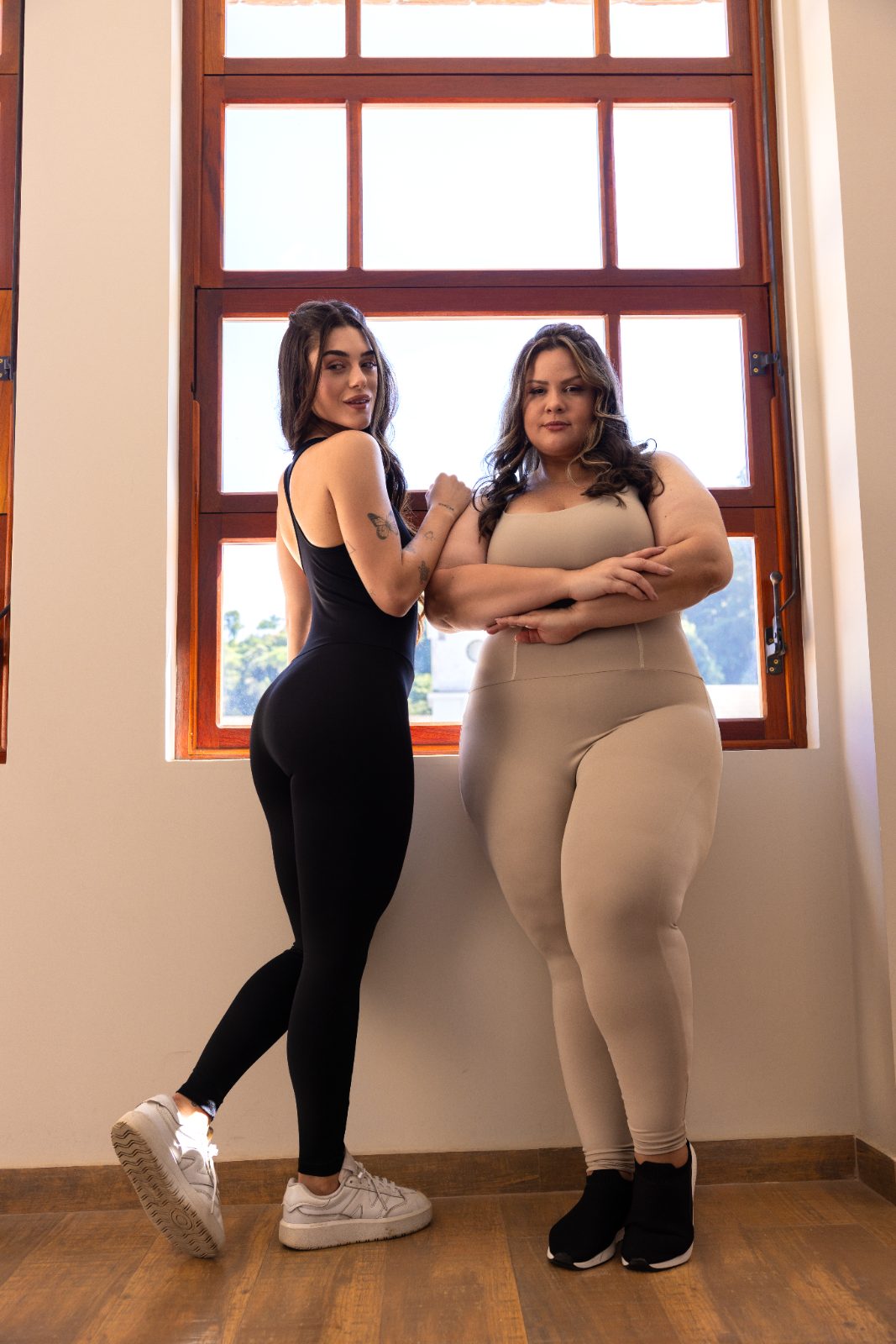 Duas mulheres de biotipos diferentes com looks Físico